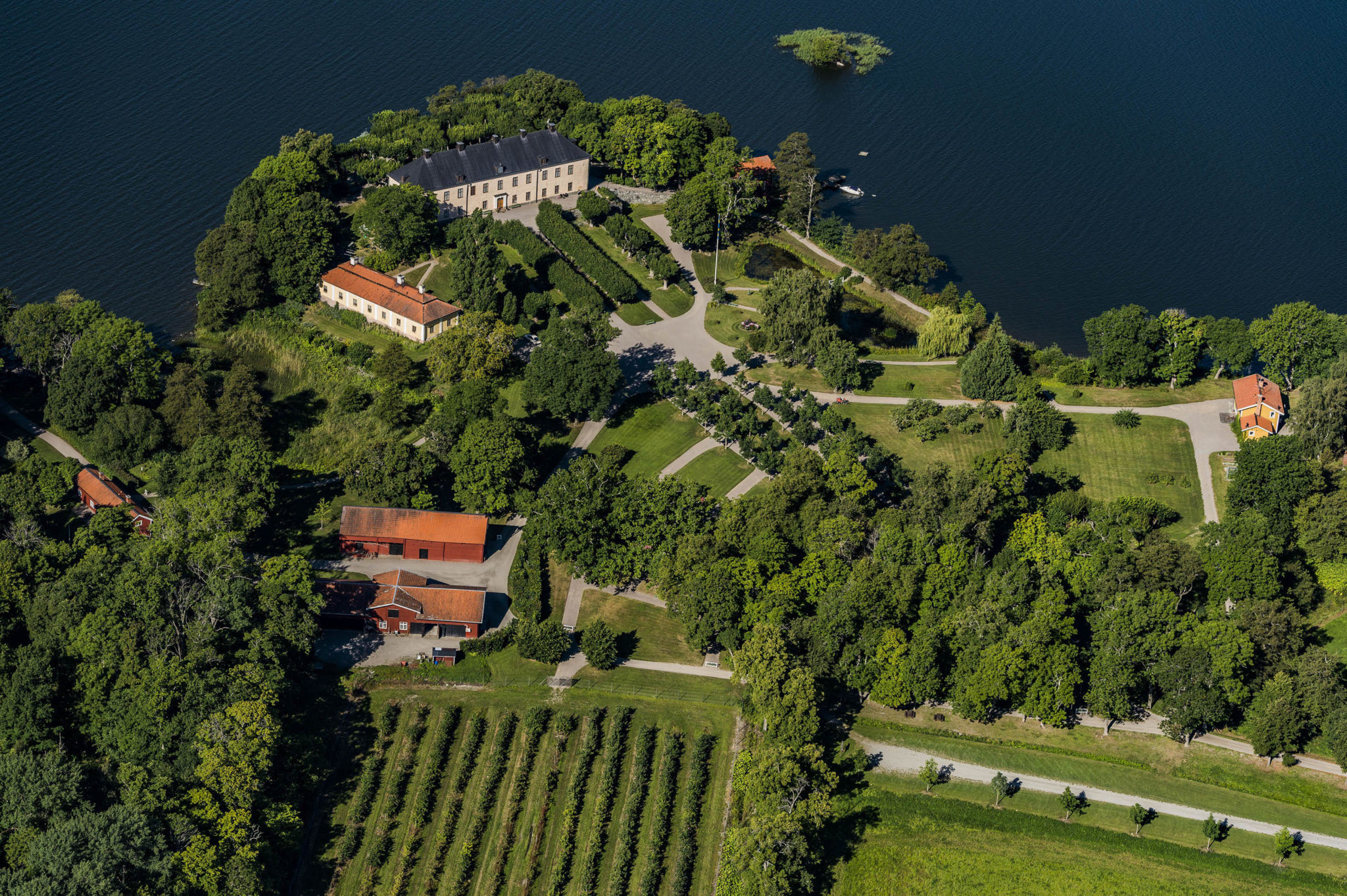 Grönsöö2016 Slottsparken med utsikt över Mälaren